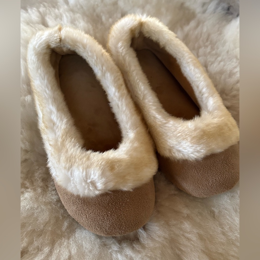 Isotoner Tan and Cream Women's Ballet Fur Slippers 6.5 -7.5 Like Brand New
